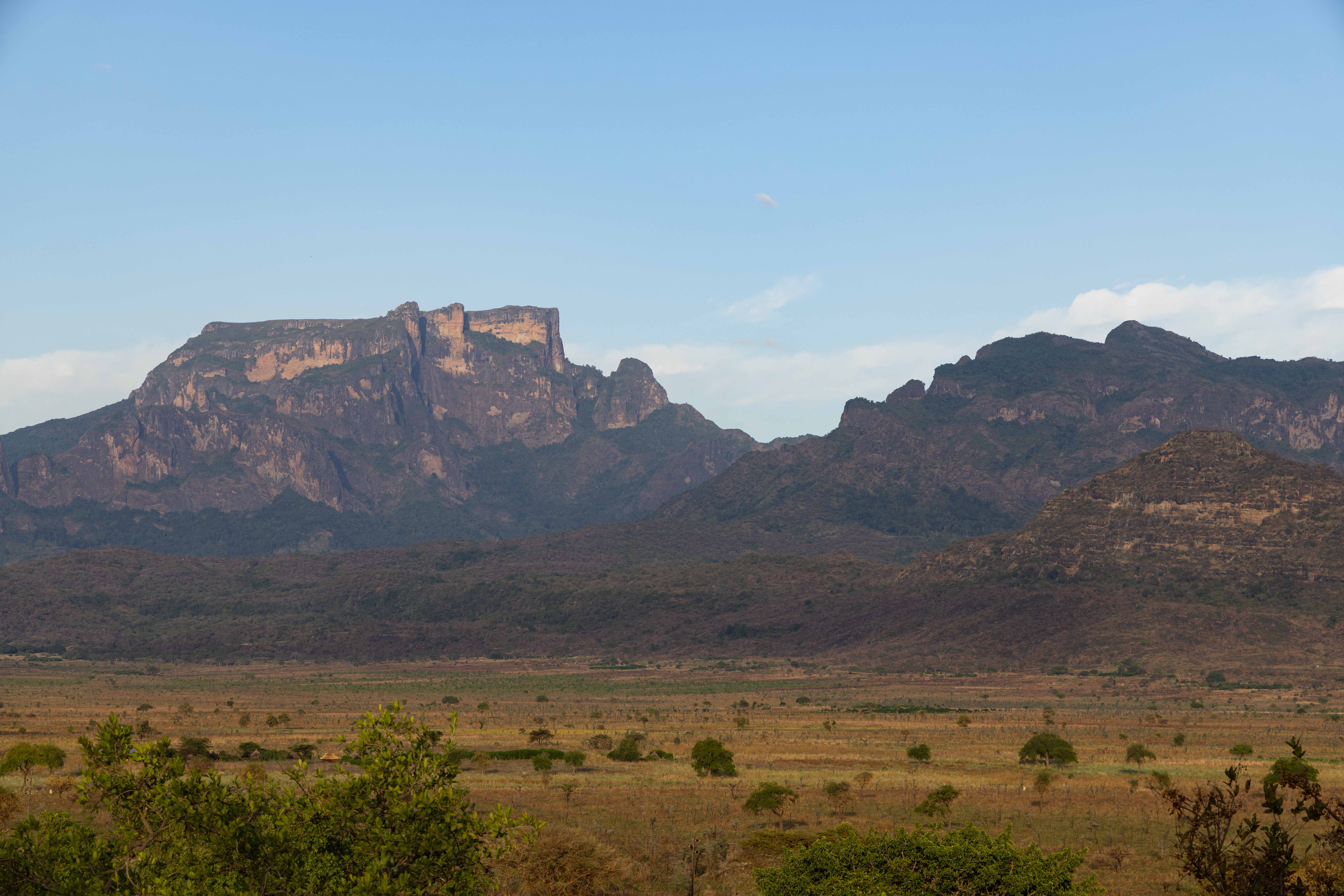 Mount Kadam over the open plains of Pian Upe