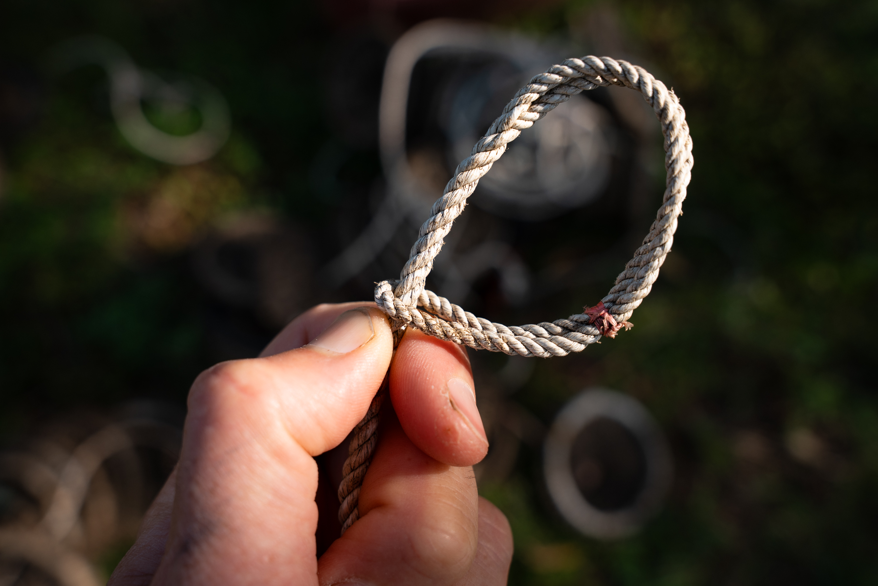 A rope snare loop held between finger and thumb
